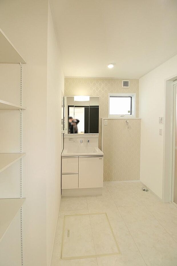 収納棚も完備していて収納充実です。洗面化粧台も使いやすく、お手入れも楽々です。