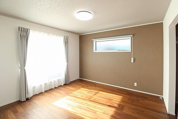 主寝室はアクセントクロスで落ち着いた雰囲気となっています