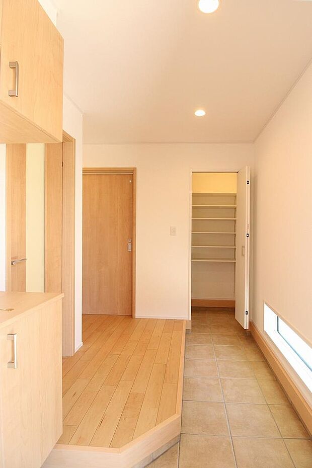 広い玄関に奥には土間収納もあります。圧迫感もないのでゆとりがあり、靴も何足おいても広いのが凄いです。