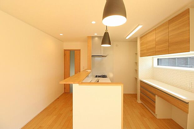 キッチンは収納が沢山あるので広く清潔にできます。カップボードも付いていますのでキッチン家電、調味料などしっかり収納できます。