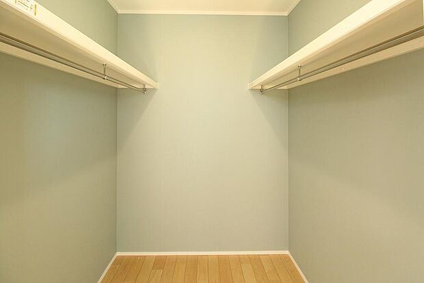 洋室8帖の隣接のウォークインクローゼットになります。ハンガーにかけるものなど沢山収納できます。