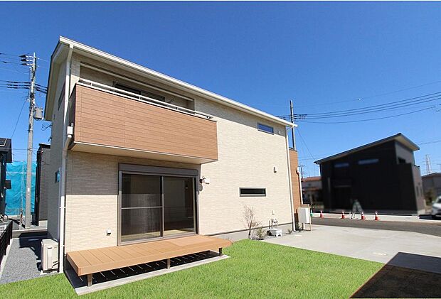 長期優良住宅で住宅設備機器10年保証付。外構仕上げで室内にある家具、リビングエアコン1台、カーテン、照明、そのままのお引渡しです。ウッドデッキも付いています。