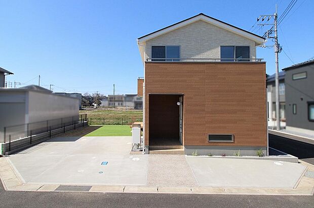 駐車場も停めやすく、陽当りも良好。ウッドデッキ付で玄関前には宅配ボックスもあるので不在の場合でも荷物をしっかり受け取れます。2面バルコニーです。