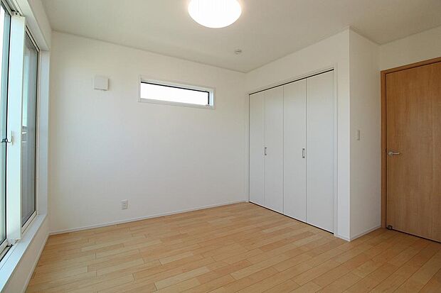 洋室10帖の洋室になります。収納もあるので広く利用できます。間仕切壁を設けることでお部屋を2つにすることもできます。（別途工事費）