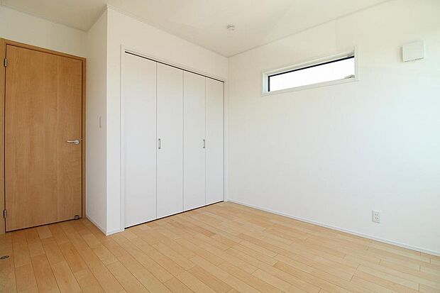 洋室10帖の洋室になります。収納もあるので広く利用できます。間仕切壁を設けることでお部屋を2つにすることもできます。（別途工事費）