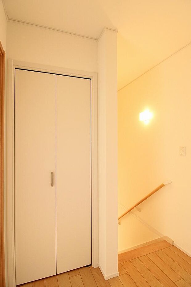 2階廊下の収納もあります。部屋だけの収納では足りませんので、あると便利な収納。しまえるものは収納していきましょう。