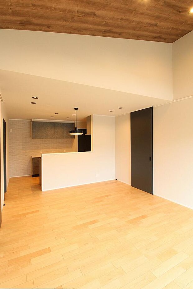 リビングの天井が高く開放感のある空間となっています。天井は木目調のクロスで高級感を出しています。