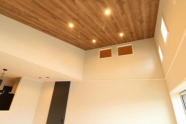 天井を見上げると勾配天井になっており木目のクロスがお洒落な空間を演出しています