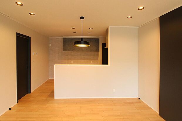 キッチンはもちろん対面式となっています。奥様目線でリビングダイニングを見渡せます