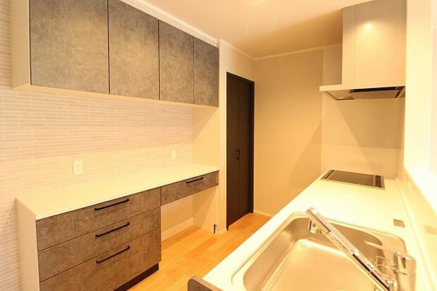 食洗器も標準搭載。背面のカップボードも標準搭載で収納に困りません。