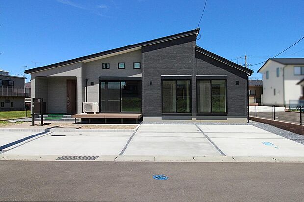 南向きで陽当り良好。駐車場も広々停めやすく、長期優良住宅の建売住宅です。ウッドデッキ、宅配ボックスも付いています。