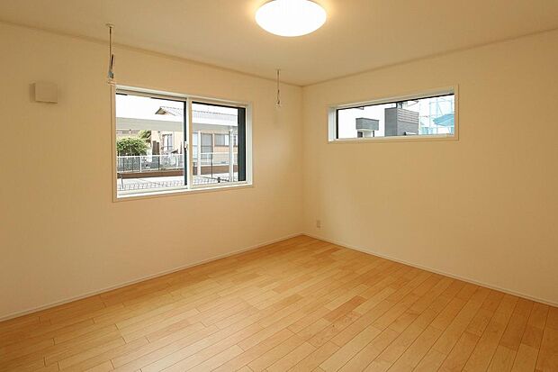 主寝室。隣接したWICもありますので夫婦の服なども収納ができます