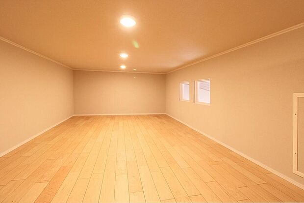 秘密の階段は小屋裏部屋につながる階段です。普段使わない季節の物など収納できます