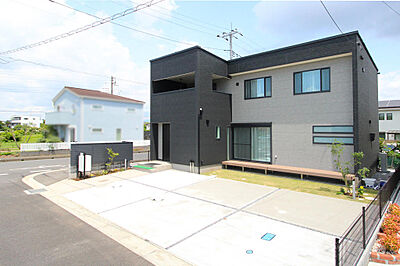 外観：外構工事完成しました。長期優良住宅認定の高性能建売住宅。2×6工法を採用し、快適性と耐久性を高めました。さらに住宅設備機器10年保証付きで、入居後も安心して暮らせますよ(*^-^*)