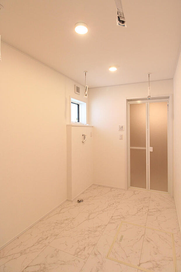 約3帖の洗面室になります。ホスクリーンも付いているので部屋干しも可能です。
