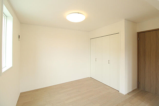 10.2帖の洋室になります。間仕切壁を設けることで2部屋にする事も可能です。別途工事費になります。ライフスタイルによって間取を変えることもできる物件です。