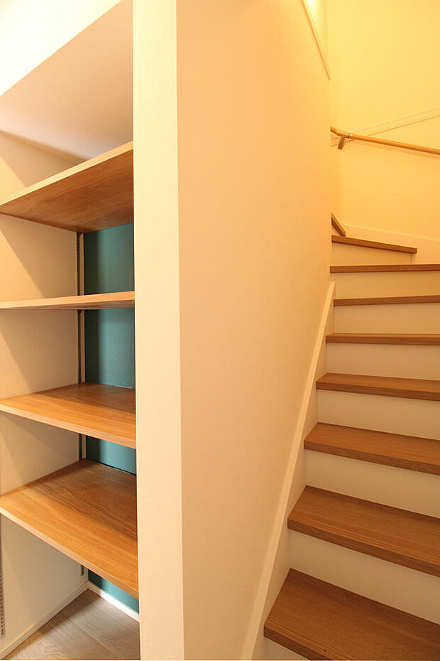 通路にも収納棚があります。また、階段で行ける小屋裏収納もあります。