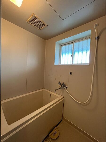 画像6:窓付きで換気も可能なバスルーム。
