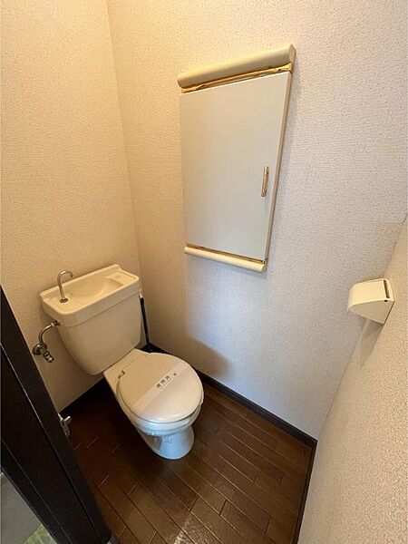 画像5:収納つきのトイレです。地味に便利ですよ。