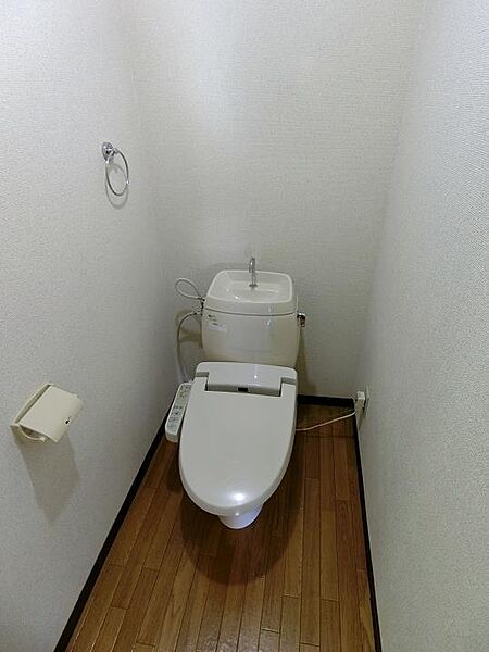 画像5:トイレは温水洗浄便座付き。
