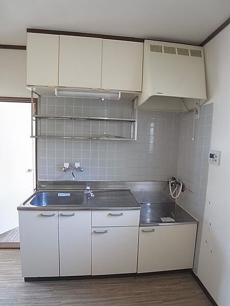 画像4:白基調の清潔感のあるキッチン（203号室の写真です）
