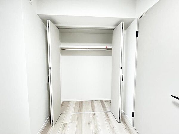 お洋服や小物を整理整頓して収納できる、棚付きの機能的なクローゼット。