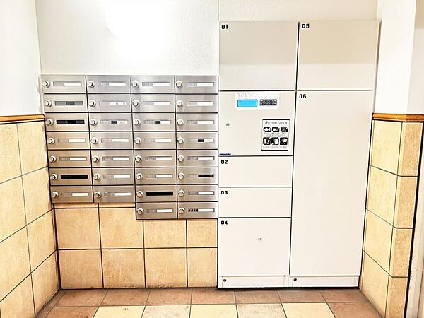 ダイヤル錠付きメールボックスと、不在時に便利な宅配ボックスが完備された共用部。