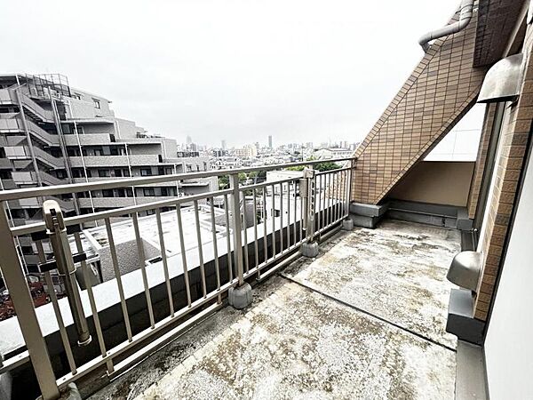 日当たりが良く、洗濯物を干すのにも十分な広さを備えたバルコニー。