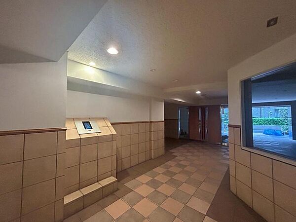 セキュリティに配慮されたエントランスホール。