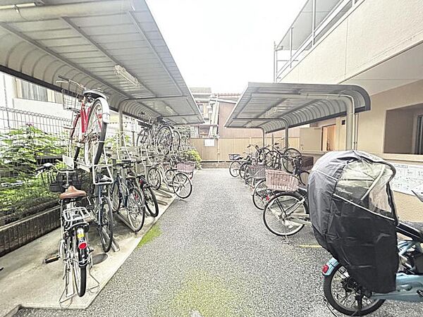 雨風から自転車を守る屋根が設置された、整理整頓された駐輪スペース。