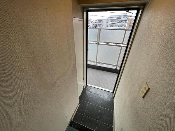 すっきりとした印象の玄関です◎居住スペースへの動線がスムーズで、毎日のお出かけやご帰宅の際も快適に移動できます◎靴をしっかり収納できるスペースも確保されています♪