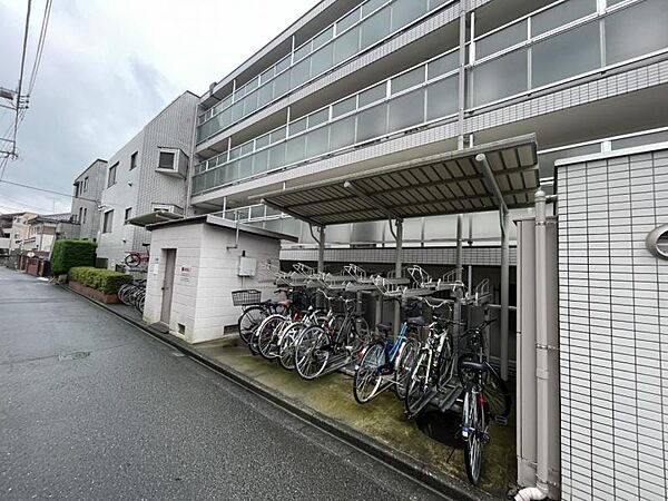 敷地内にきれいに整備された駐輪スペースです♪雨風をしのぎやすい屋根付きの仕様となっており、居住者の方々が安心して大切な自転車を駐輪できるよう管理されています◎