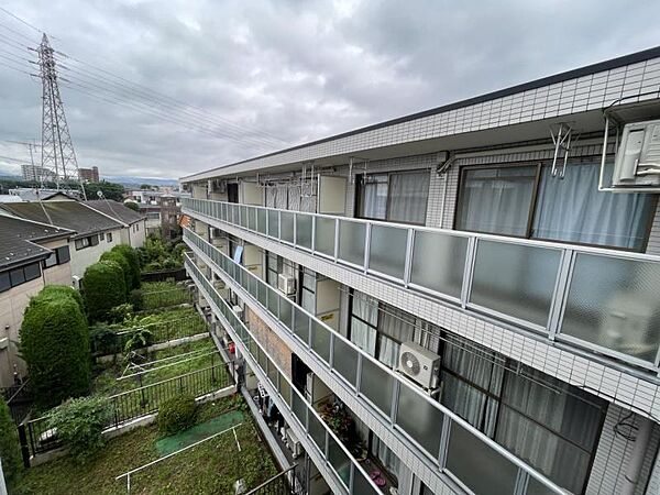 心地よい風と自然光が差し込む設計となっており、洗濯物を干すスペースとしてはもちろん、ちょっとした気分転換の場所としても最適です♪