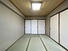 室内：心が落ち着く畳敷きの和室です♪客間としてはもちろん、小さなお子様のプレイスペースや、寝室としても多目的に活用できます◎