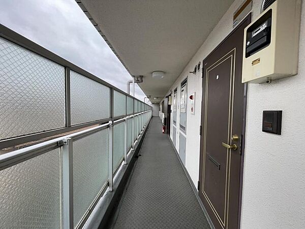 開放的な外廊下タイプの共用部分です◎幅が広く、居住者同士がすれ違う際にもスムーズに通ることができます♪手すり壁による安全性も確保されています◎