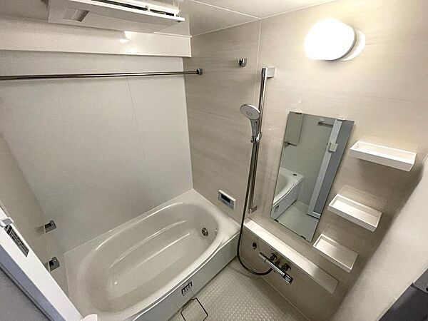 ユニットバス新規交換♪浴室乾燥機や自動お湯張り機能など充実した設備を備えており、快適でリラックスできるバスタイムを過ごせます♪