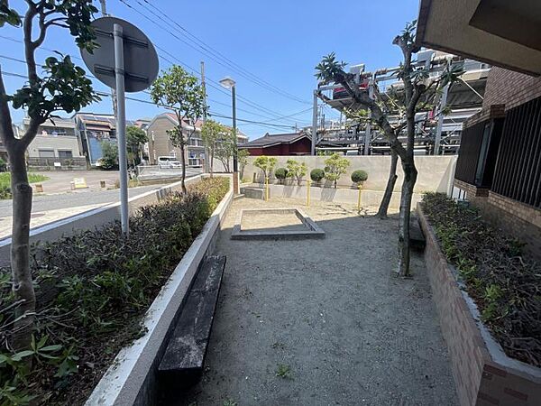ベンチやちょっとした遊具スペースがあり、小さなお子様を敷地内で安全に遊ばせることができます♪