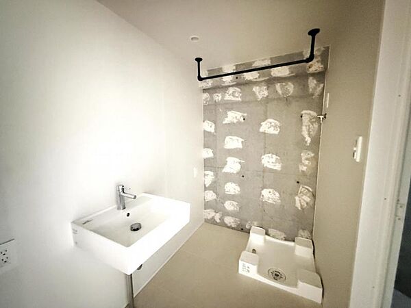 清潔感のある温水洗浄便座付きのトイレです。