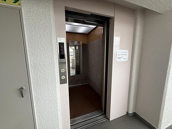 共用部に設置されているエレベーターです。車椅子やベビーカーでの移動、重い荷物がある際にも、各階へスムーズに移動することができます。