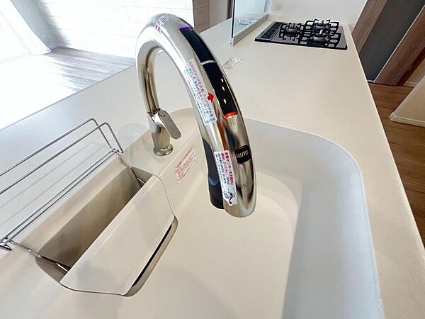 蛇口はオート水栓採用。手をかざすだけの水道です！シンクは人工大理石。お掃除楽々、　ほとんどキズつきません。