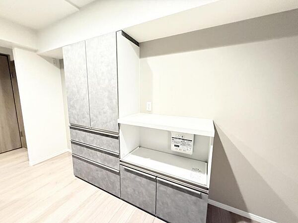 キッチンと同系色のカップボードを新設しました。食器の収納とキッチン家電置場としてお使いいただけます。