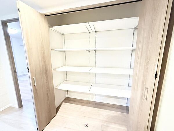 リビングにも大型収納がございます。家族が多い方も安心です。