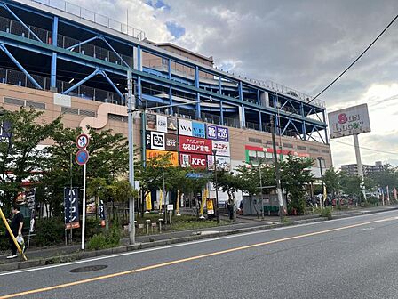 スーパーベルクス、家電アイリスオーヤマ、その他飲食テナントも多数営業中です。