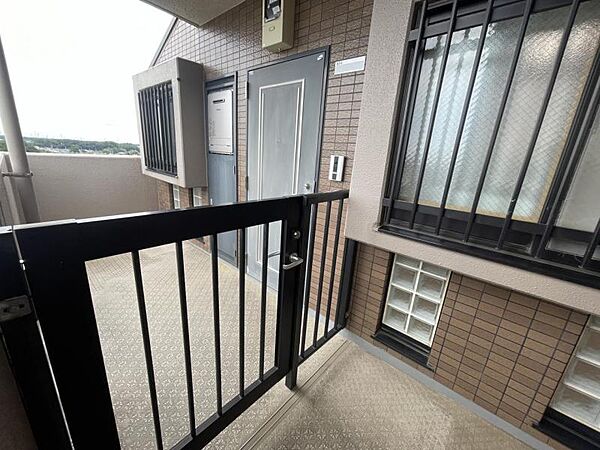 ライバシーを保ちやすく、戸建て感覚の独立感を味わえるポーチ付き玄関。ベビーカーの一時置きやアウトドア用品の出し入れにも便利で、住まいにゆとりと高級感をプラスする魅力的な空間です。