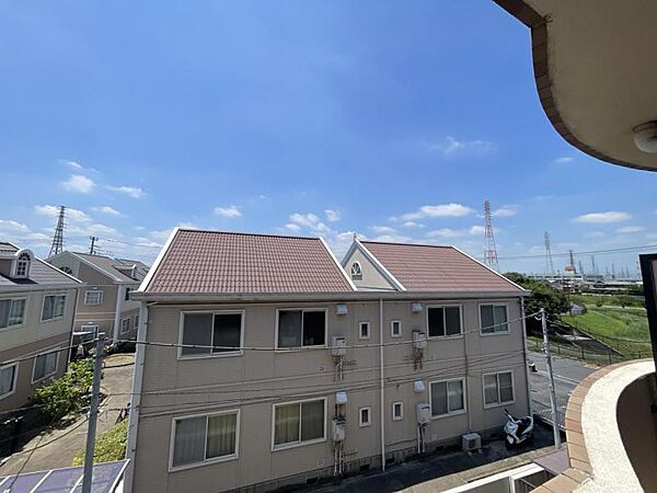 3階部分、バルコニーからの眺望です♪ 心地よい風と柔らかな光を感じられる開放的な空間となっています。日常に彩りを添える爽やかな眺めです♪