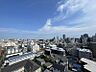 エントランス：11階部分の南向き住戸につき、陽当り・眺望ともに良好です。開放感あふれる心地よい景色を毎日お楽しみいただけます。