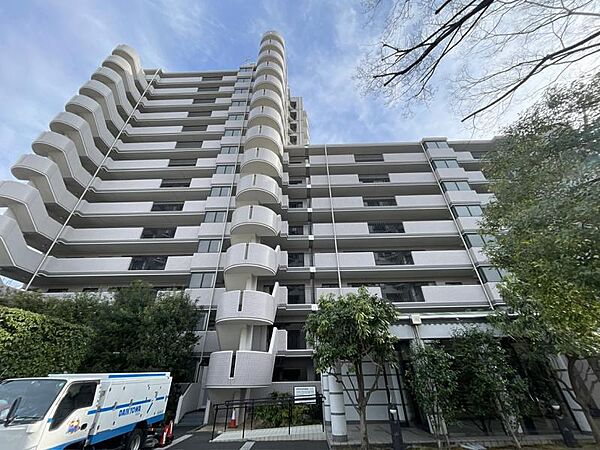 2017年に大規模修繕工事を実施済みの安心感あるマンションです。三井不動産旧分譲・総戸数100戸の管理体制が整った大規模物件となっています。