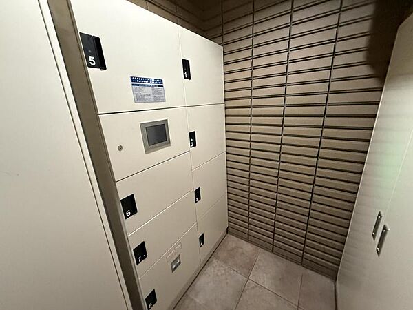 留守中の荷物受け取りに便利な宅配ボックスを完備。防犯面にも配慮されています◎