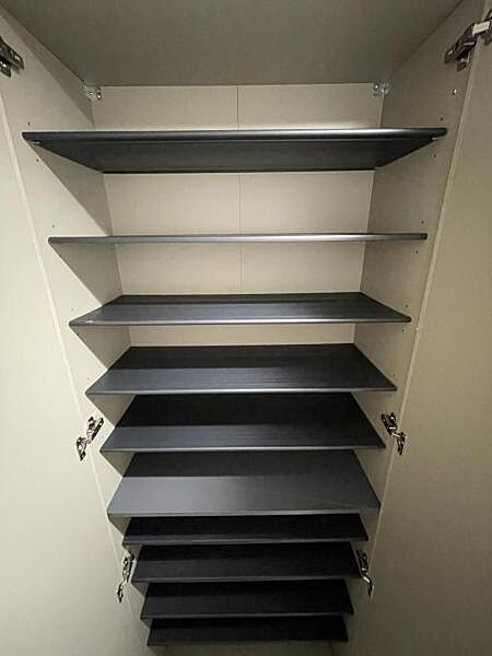 家族の靴をたっぷりしまえるシューズボックス。いつでもすっきり整った玄関を保てます。