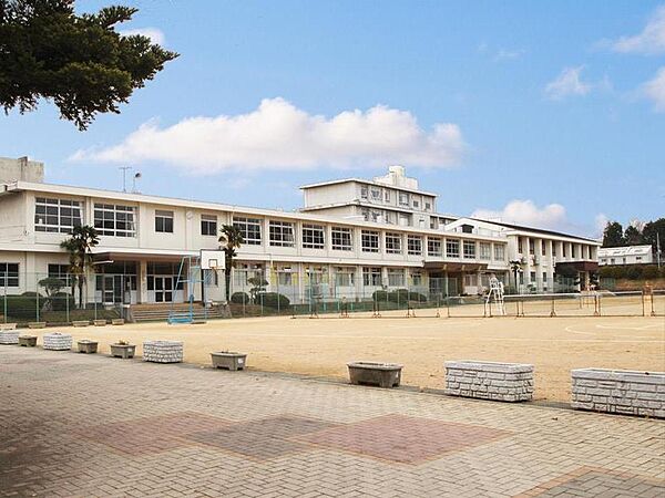 琴陵中学校　約1130ｍ（徒歩15分）
